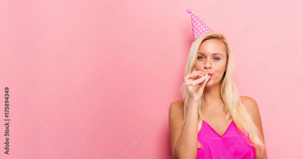 粉色背景下以派对为主题的年轻女性