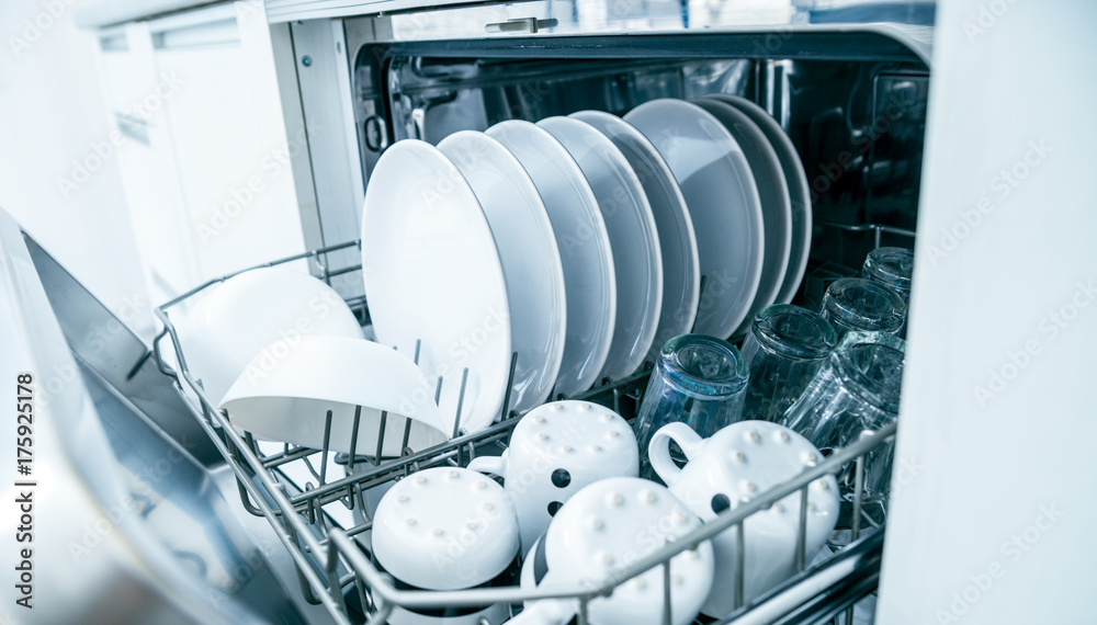 打开洗碗机，将干净的碗碟收起来