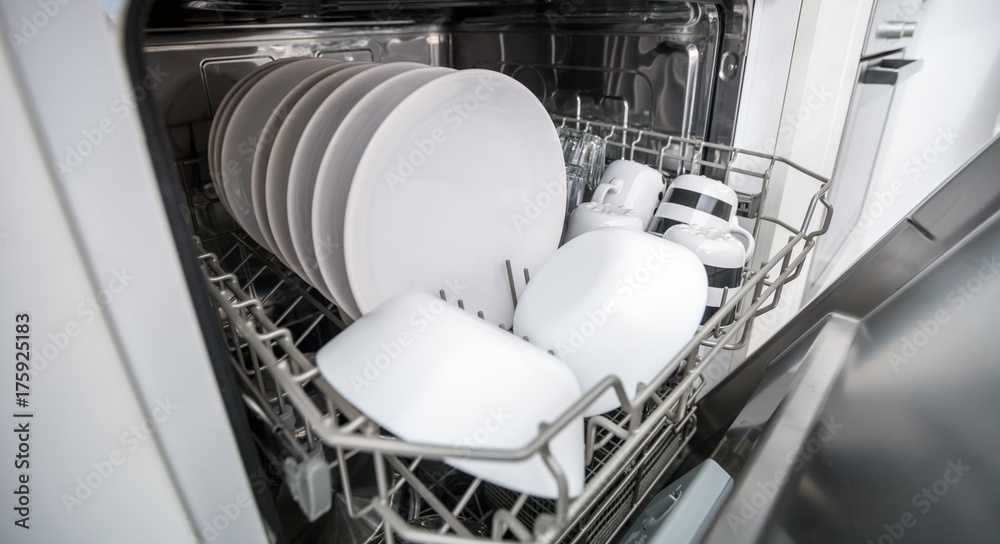 打开洗碗机，靠近干净的盘子