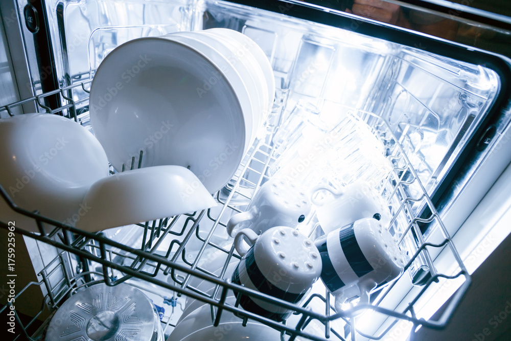 带干净餐具的洗碗机内部