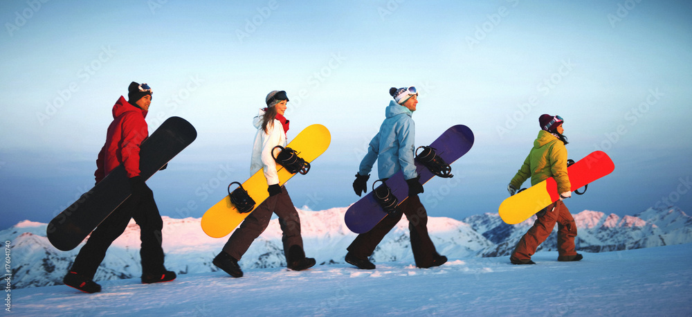 山顶上的一群单板滑雪运动员。