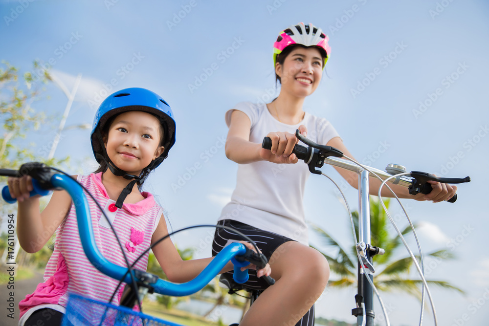 母亲和女儿正在进行自行车运动