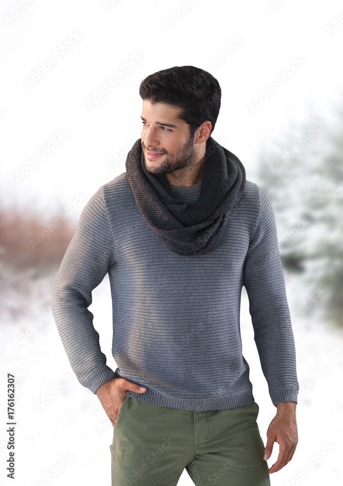 雪地森林里戴围巾的男人