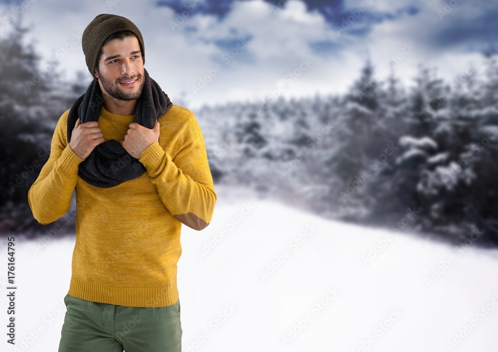 雪地里戴帽子和围巾的男人