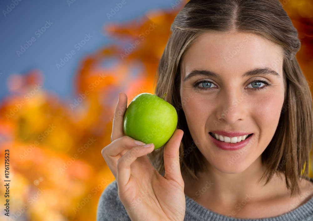 秋天的女人，橘子叶前放着苹果
