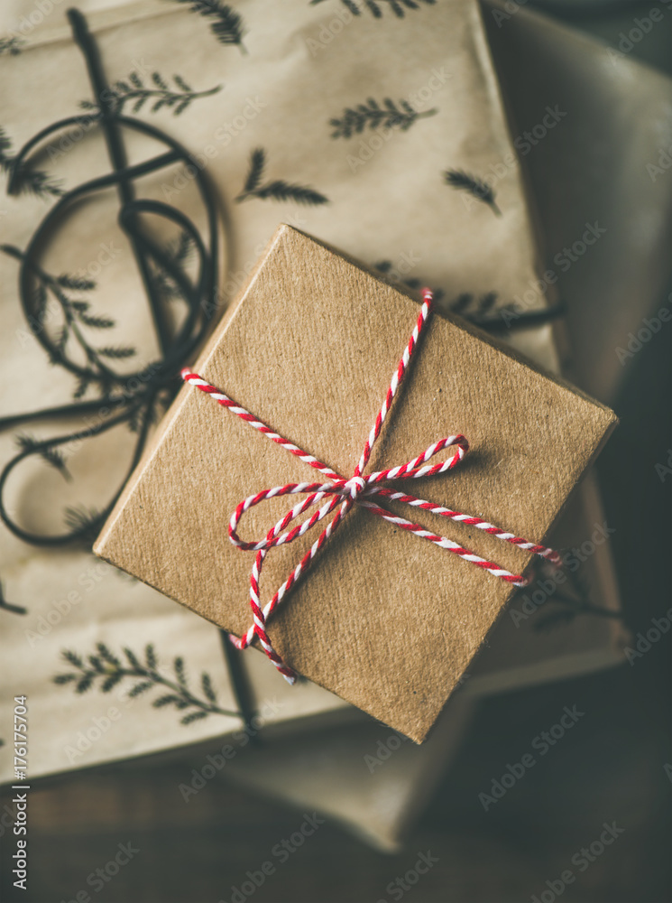 为圣诞节或新年假期做准备。在质朴的木头上平放礼盒、绳子和剪刀