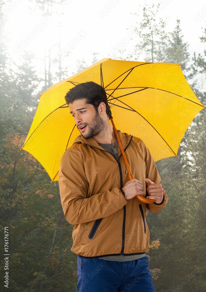秋天的男人在森林里撑着伞