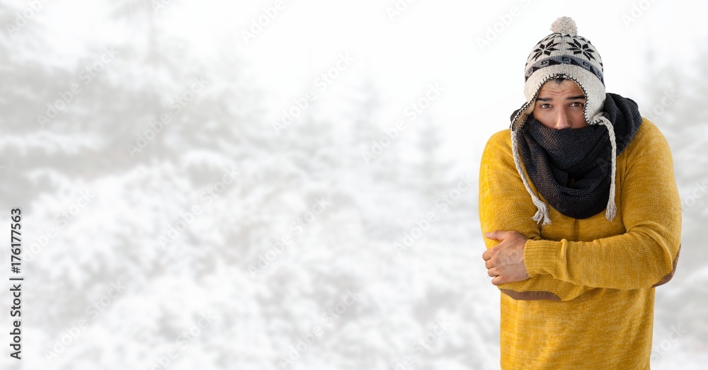 男子在明亮的雪地里戴帽子和围巾保暖