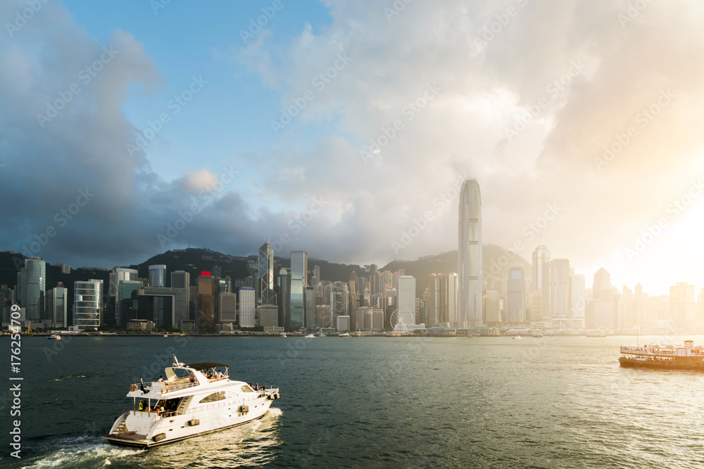 维多利亚港与香港摩天大楼办公楼和邮轮在日落时分的景观