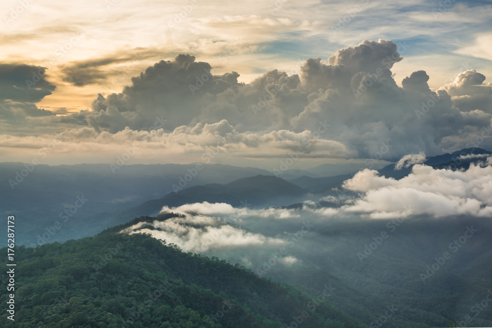 在傍晚的阳光下，美丽的森林、山脉和雾。在泰国德省的Doi Luang Tak