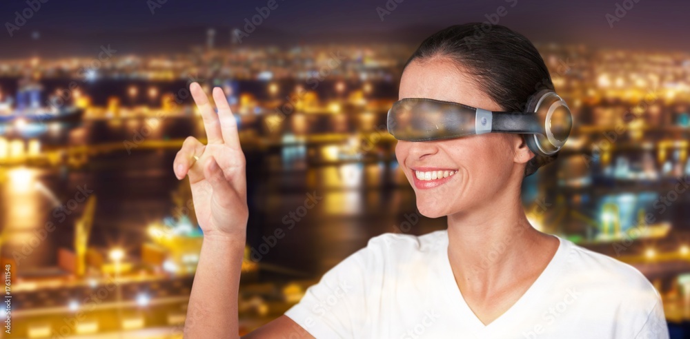 微笑的女人在使用虚拟设备时做手势的合成图像