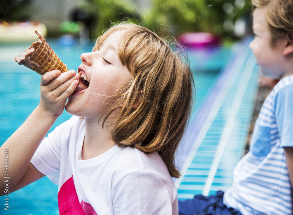高加索女孩在泳池边吃冰淇淋的特写