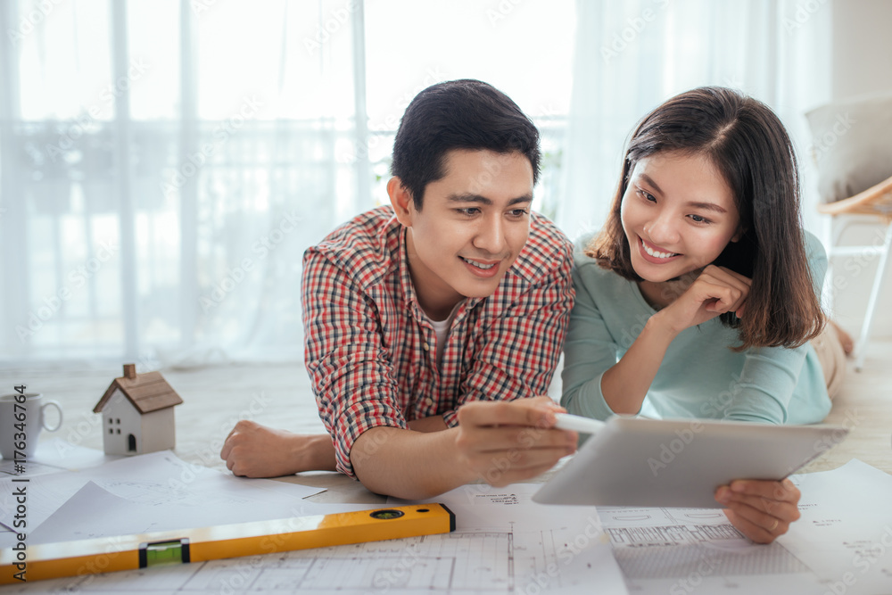 有吸引力的年轻亚洲成年夫妇正在考虑房屋规划。