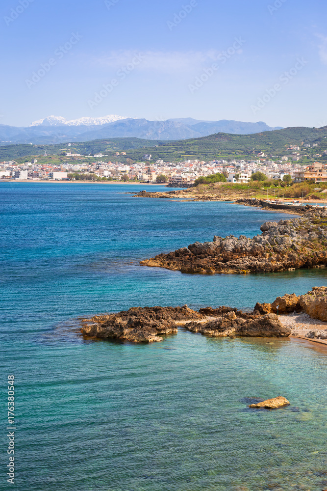 希腊克里特岛与撒马利亚山脉的Kissamos镇海岸线