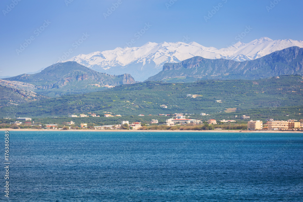 希腊克里特岛与撒马利亚山脉的基萨莫斯镇海岸线