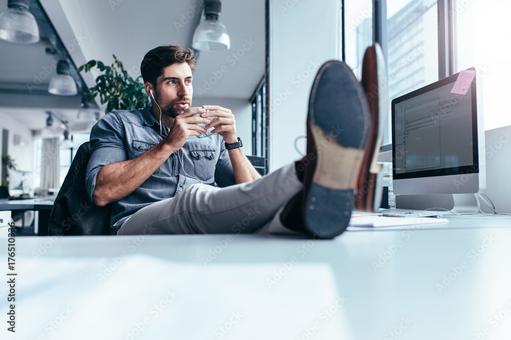 年轻人在办公室休息时喝咖啡