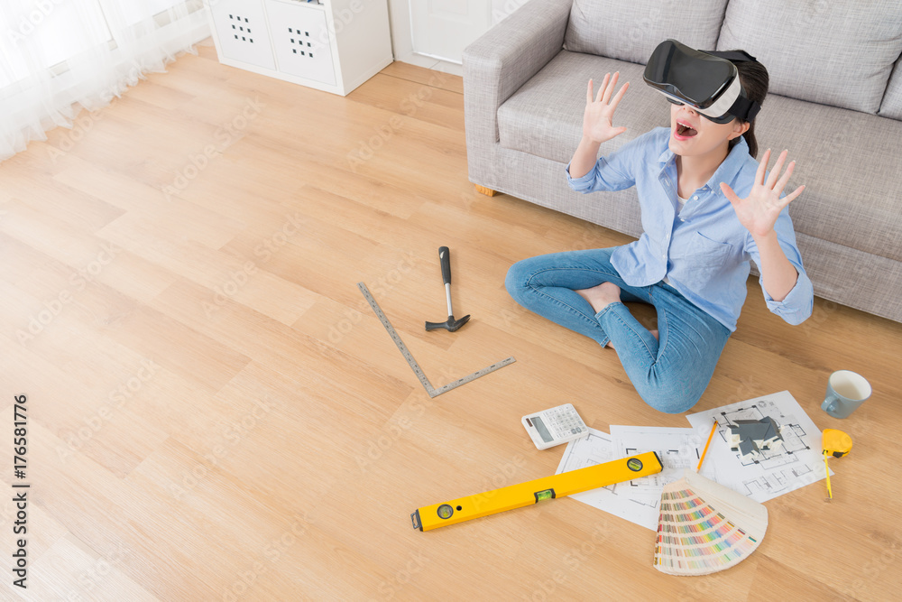 穿着VR技术坐在地板上的女人