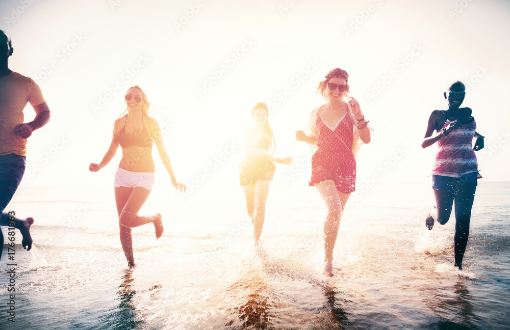 朋友们在海滩的水中玩耍