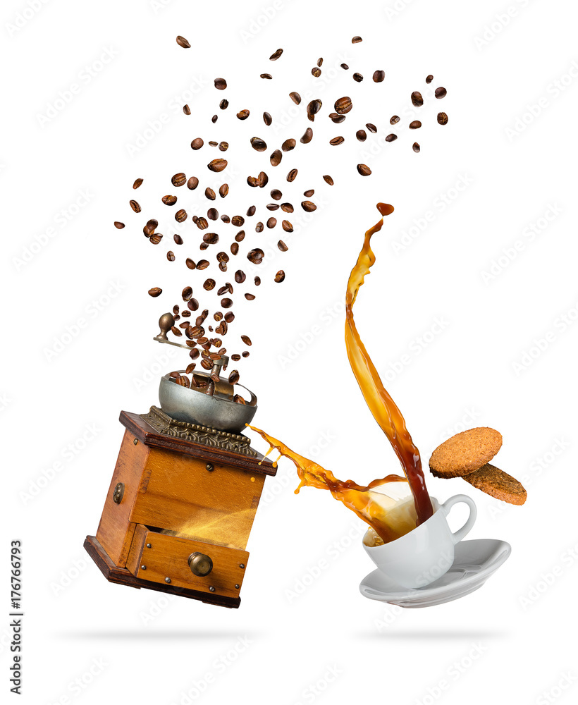 用飞豆和研磨机将咖啡饮料从杯子里溅出来