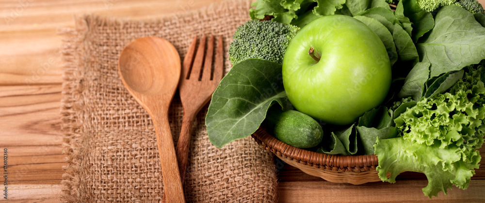 近距离观察绿色苹果和混合绿色蔬菜的健康有机绿色食品概念，俯视图