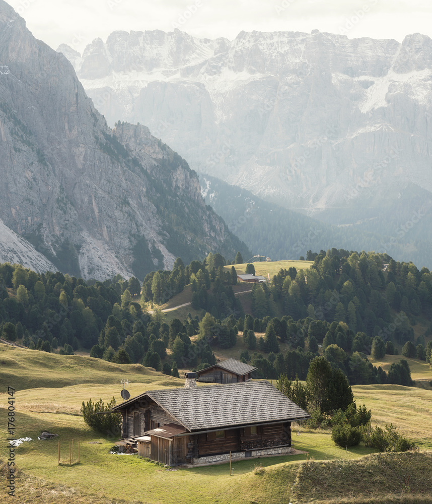 意大利阿尔卑斯山脉的山谷。夏季美丽的自然日落