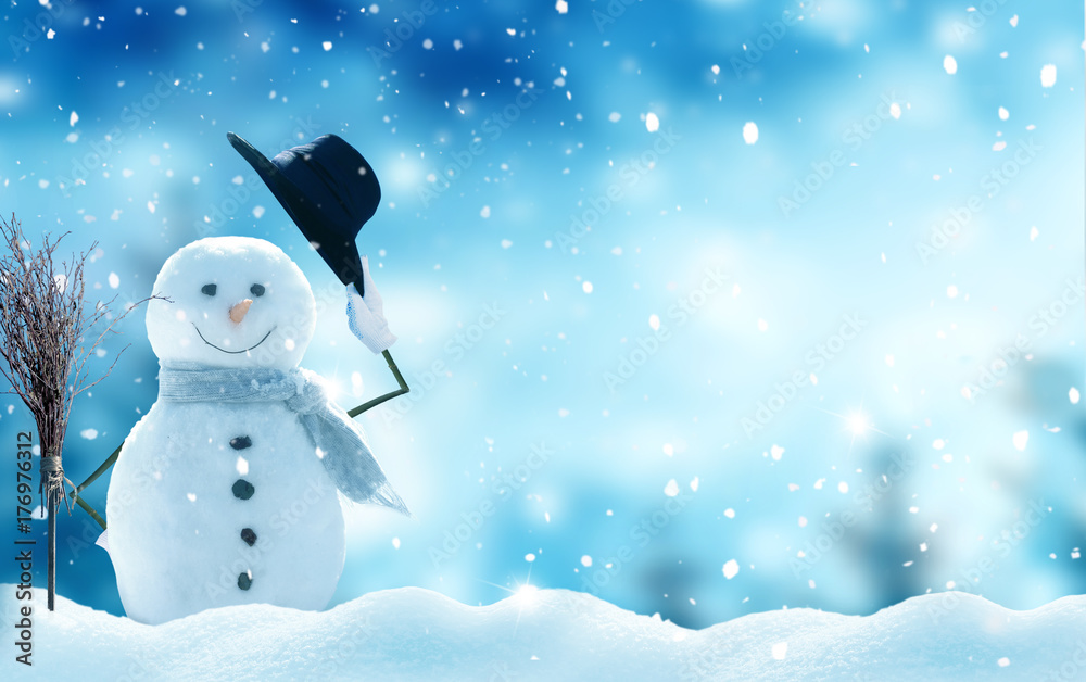 带文案的新年贺卡。快乐的雪人站在圣诞风景中。雪的背景