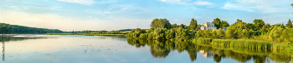 格拉佐沃瓦布利亚河上的池塘，俄罗斯中部高地的一个典型村庄。库尔斯克地区o