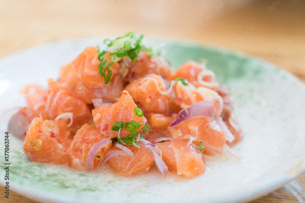 日本三文鱼香草沙拉。将日本和泰国食物混合在日本三文鱼生鱼片和泰国菜中
