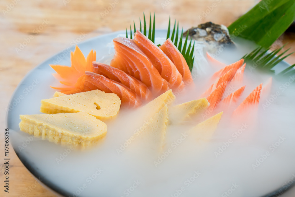 日式餐厅的日本生三文鱼生鱼片、甜鸡蛋和冰荚仿螃蟹棒。