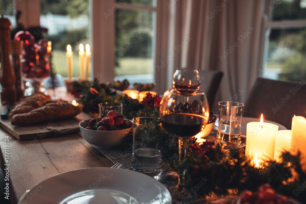 家里传统装饰的圣诞餐桌
