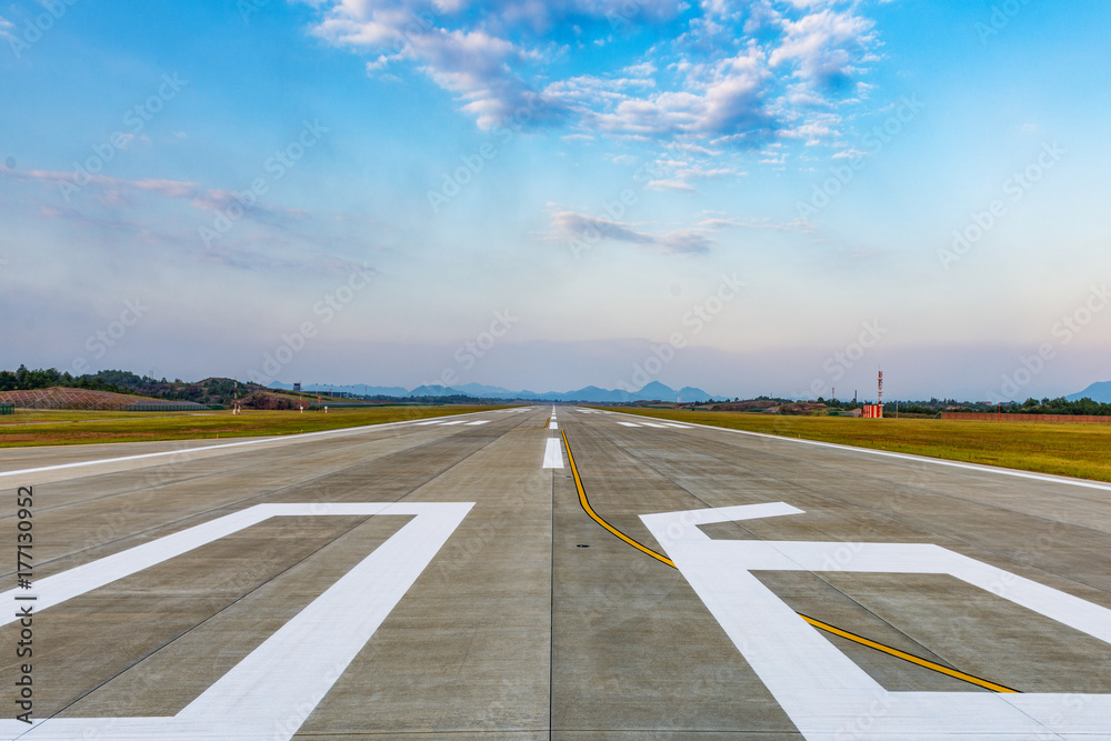 跑道，机场航站楼的简易机场，蓝天上有云背景的标记。航空旅行