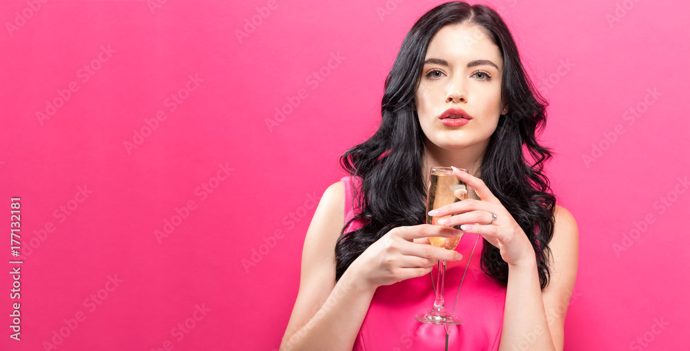 背景坚实的年轻女子手持香槟长笛