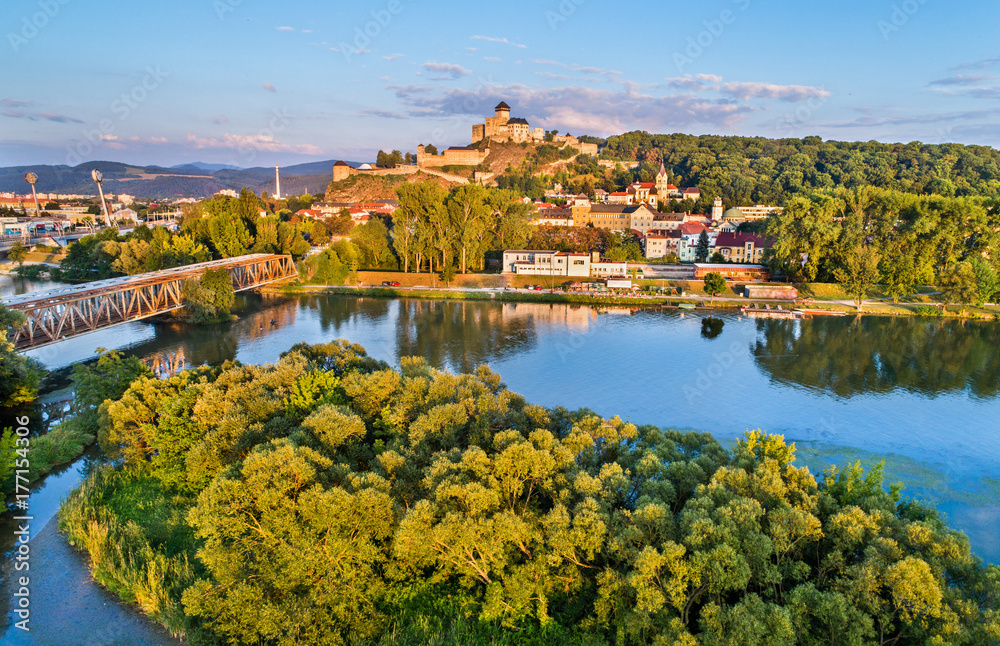 斯洛伐克瓦赫河上特伦辛城堡的特伦辛景观
