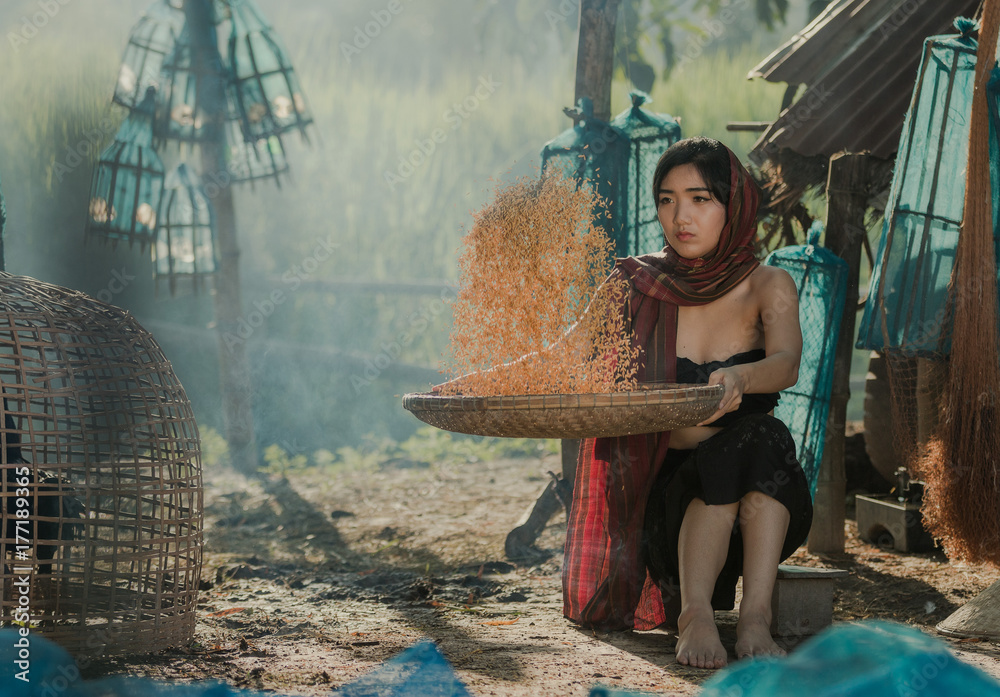 泰国农村亚洲农村妇女的生活方式。泰国农村妇女的日常生活