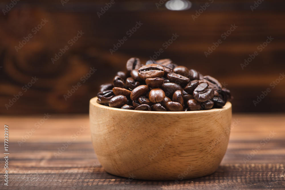 咖啡豆。装满咖啡豆的咖啡杯。
