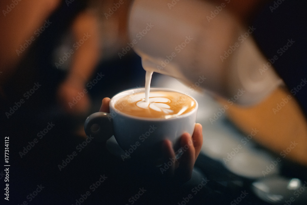 卡布奇诺（Cappuccino con disegno）、烧酒（schiuma o latte art con foglia）