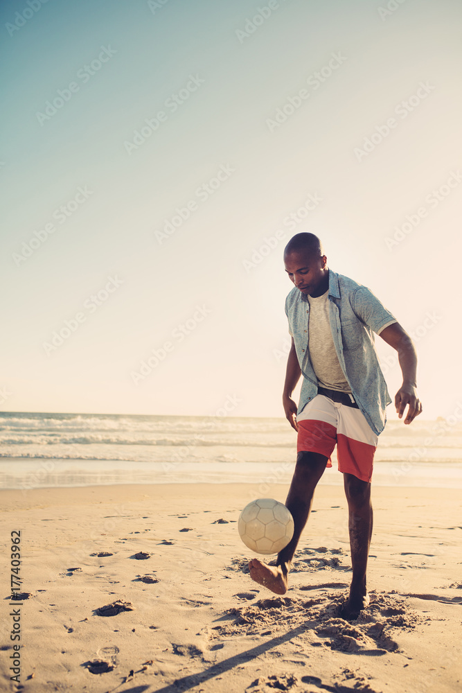 非洲男子踢足球