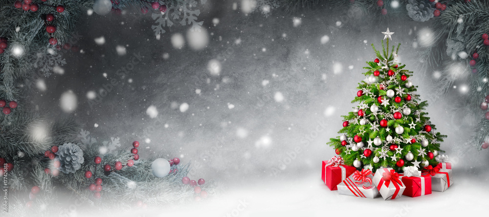 Christbaum和Geschenken的Weihnachtshintergrund im Schnee，umrahmt mit Tannenzweigen