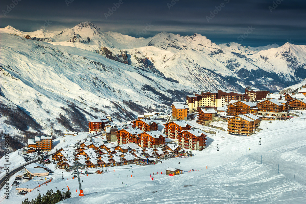 欧洲法国阿尔卑斯山的阿尔卑斯山景观和滑雪胜地