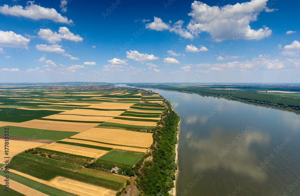 多瑙河畔田野鸟瞰图