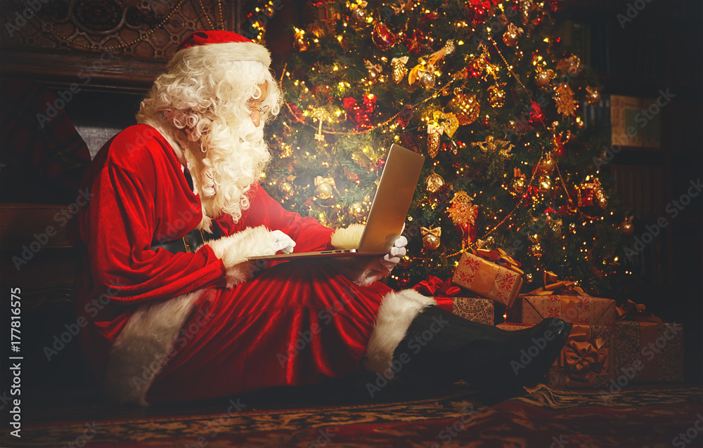 圣诞老人在圣诞节前带着电脑