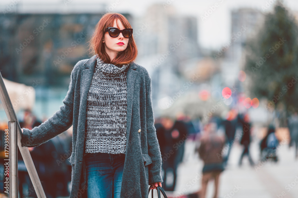穿着外套走在街上的时髦女人