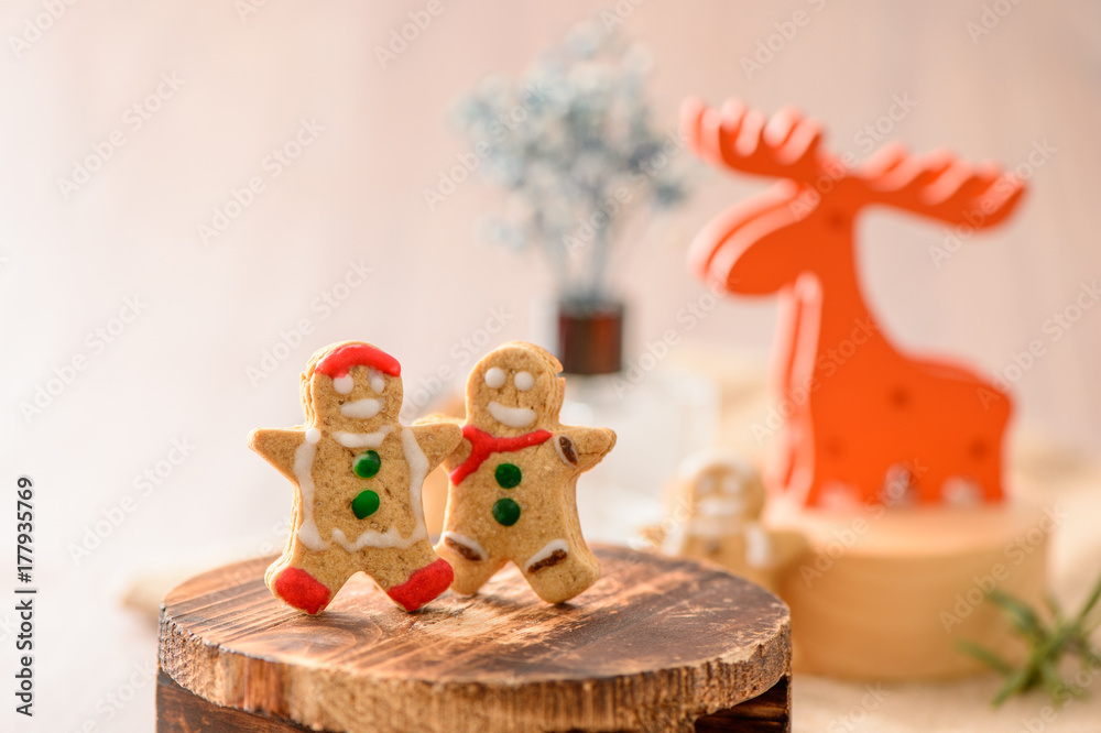圣诞食品。姜饼人和姜饼明星饼干与麋鹿共度圣诞节。圣诞节