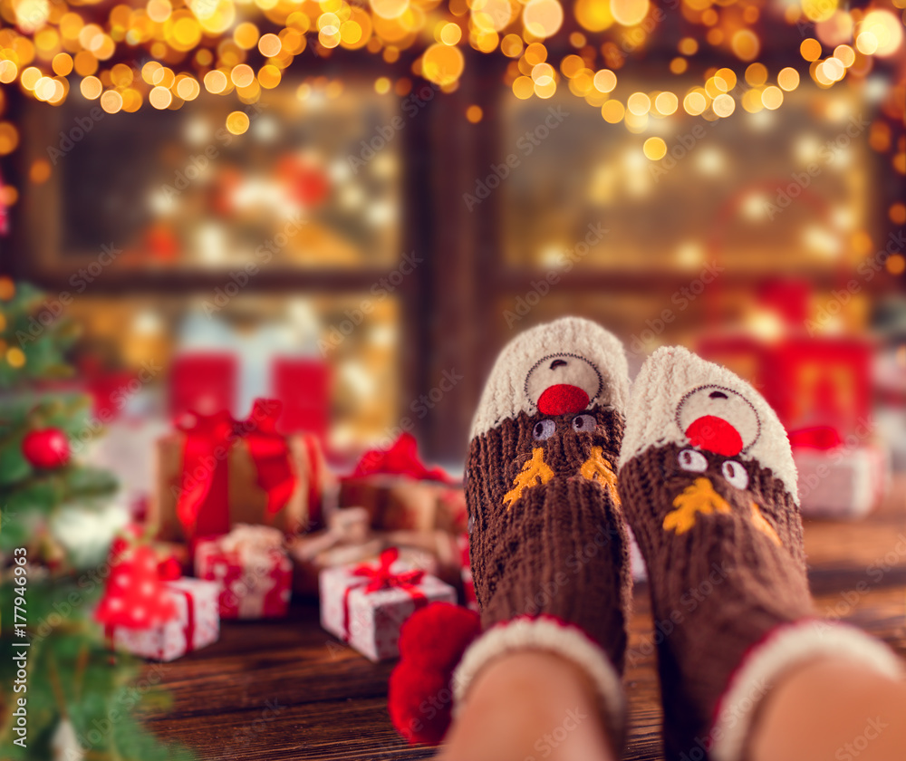 女人的腿配针织袜子，圣诞树配礼物的细节