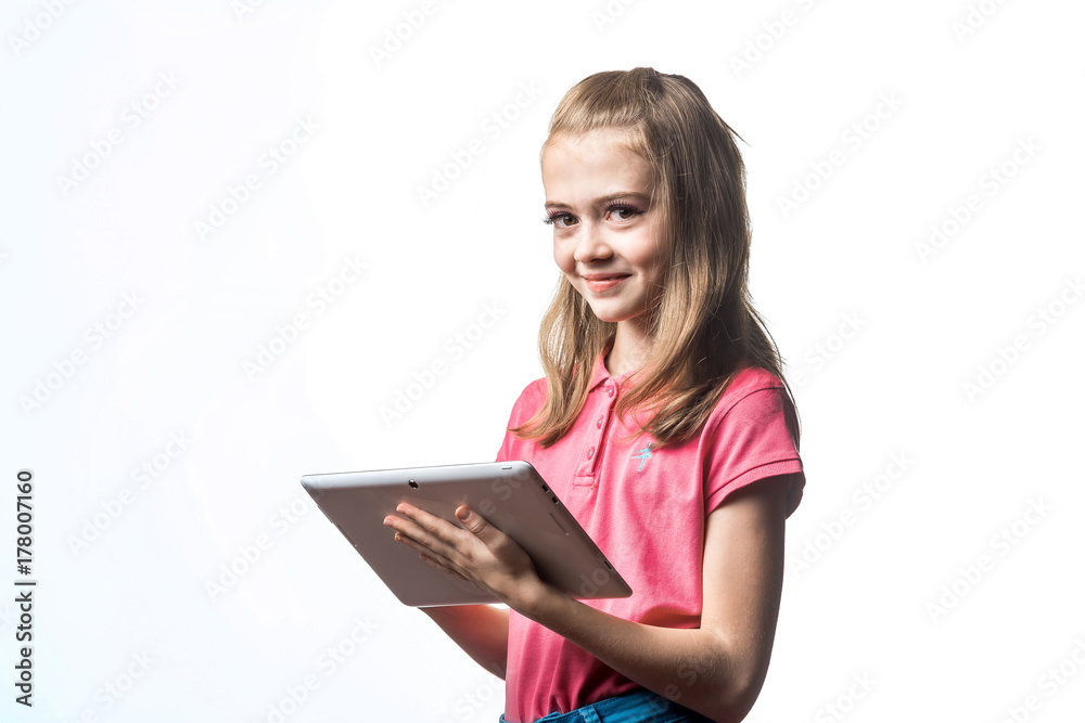 漂亮的小女孩，手里拿着一台平板电脑，背景是白色。孩子的表情。