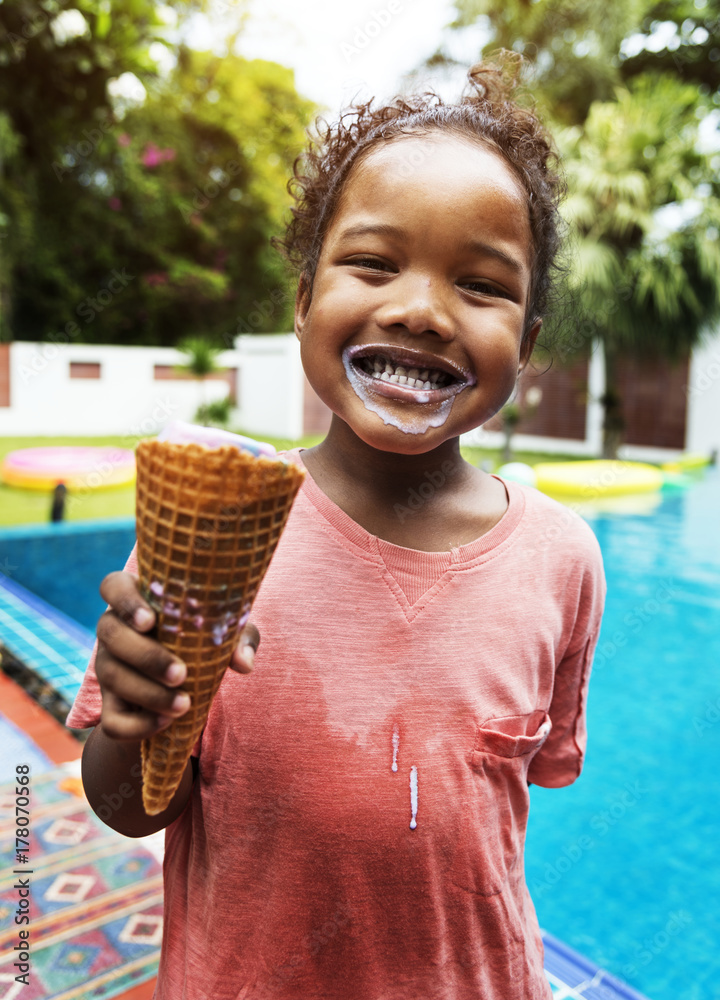 泳池边非洲裔女孩拿冰淇淋的特写