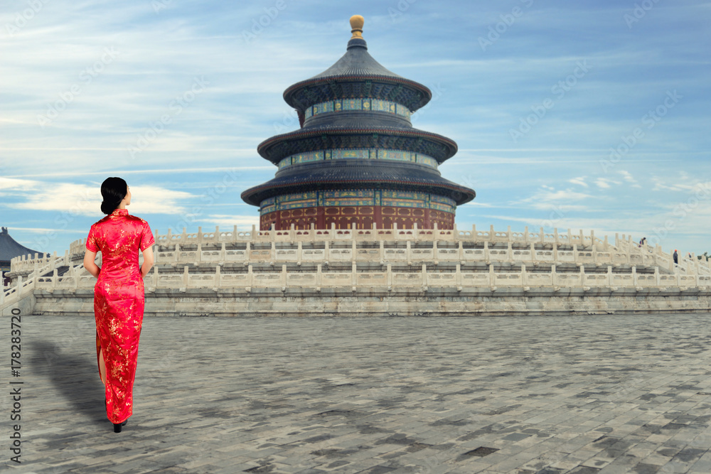 中国北京天坛，一位身穿古老中国传统服饰的亚洲年轻女子。