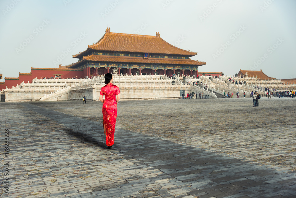 中国北京紫禁城里穿着中国传统旧衣服的亚洲年轻女子。