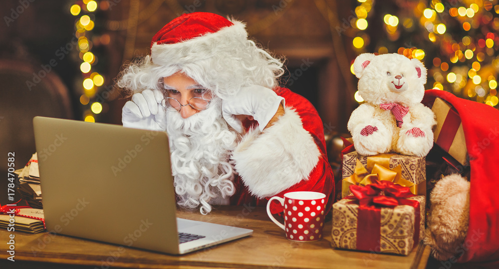 圣诞节前圣诞老人带着电脑