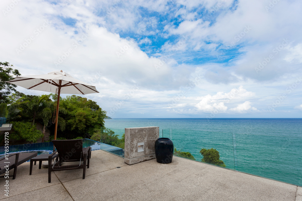 户外沙滩椅，带游泳池，俯瞰安达曼海和蓝天背景，summe